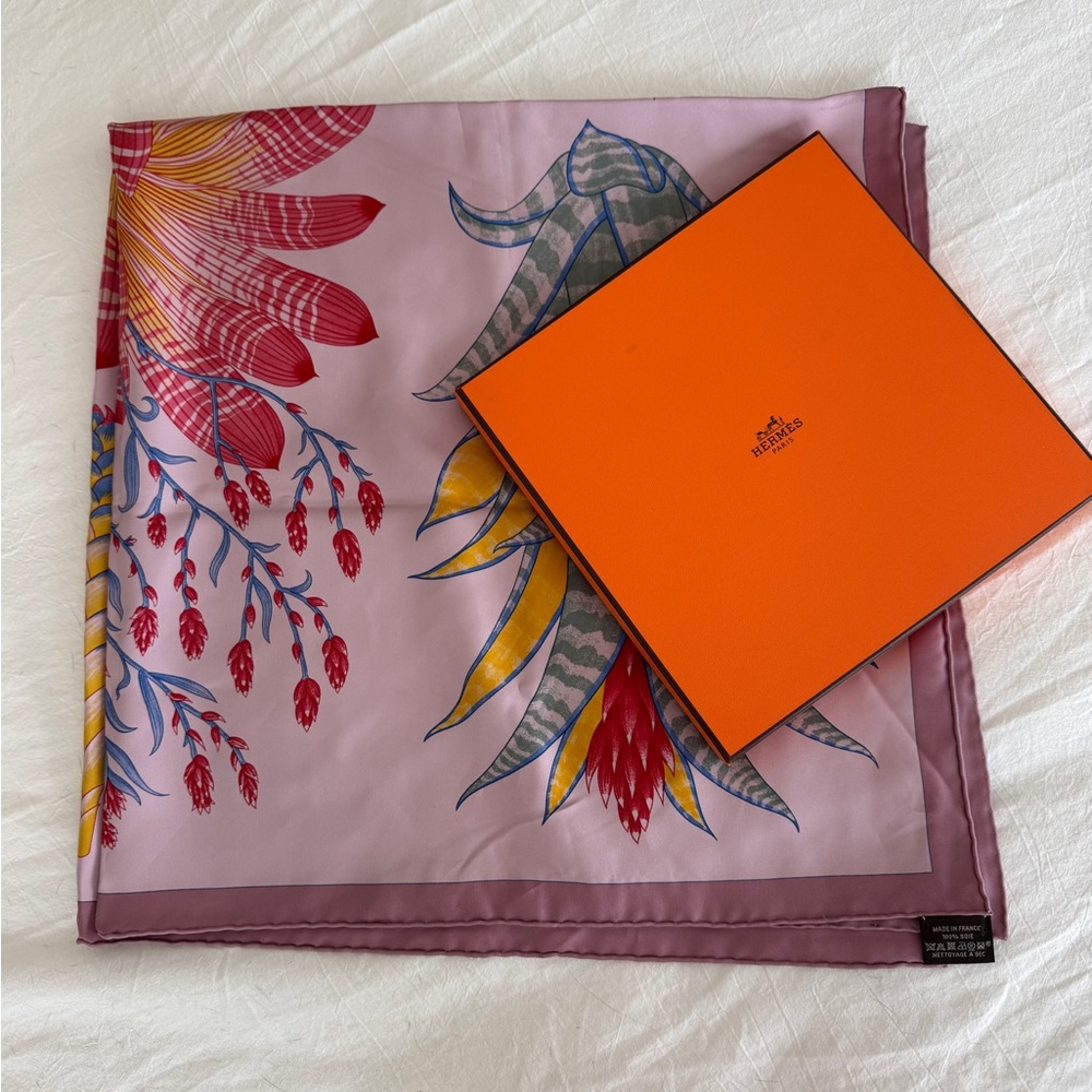90 Hermès Floral Silk Scarf